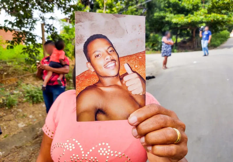 Mãe da vítima mostra foto do filho