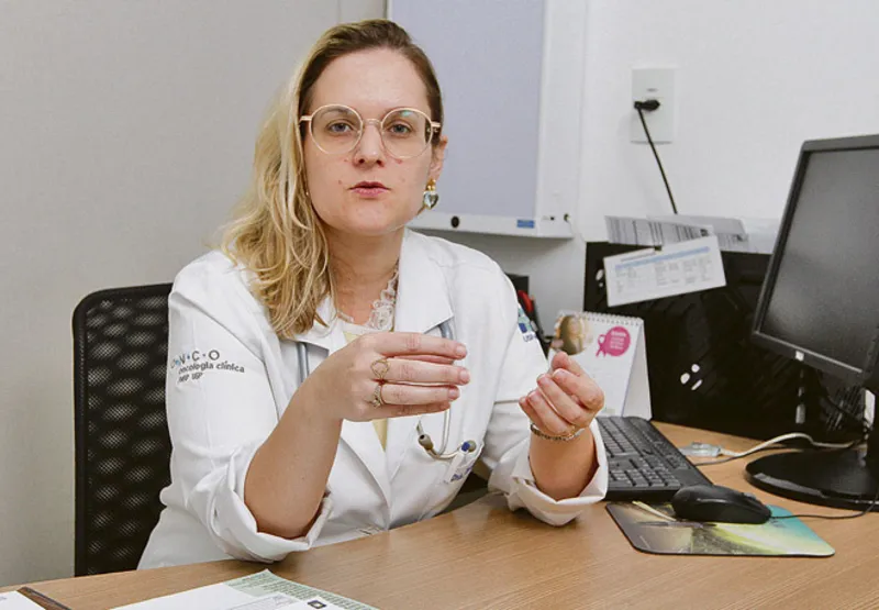 Oncologista Carolina Conopca: “Podemos perder o tempo ideal do tratamento e o câncer voltar ou progredir por conta do abandono”