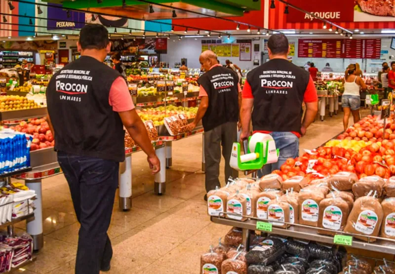 Agentes do Procon fiscalizam supermercado em Linhares