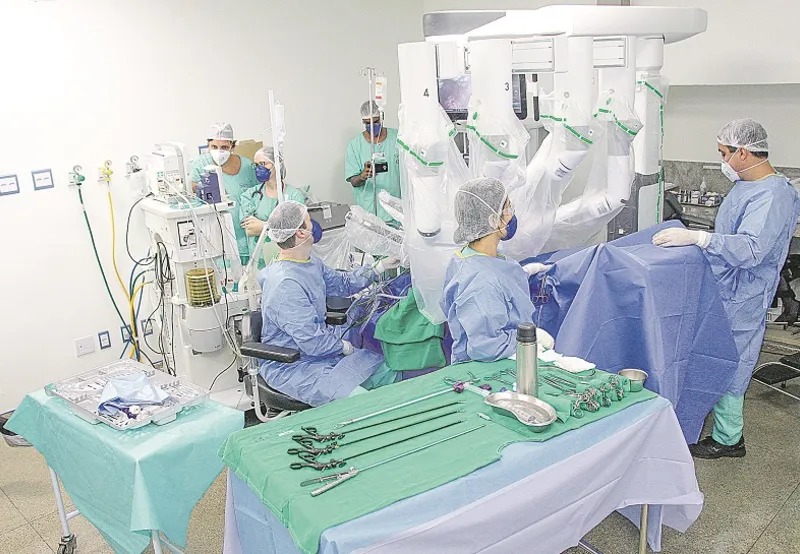 O robô Da Vinci Xi possui quatro braços para realizar o procedimento  reproduzindo os movimentos do cirurgião