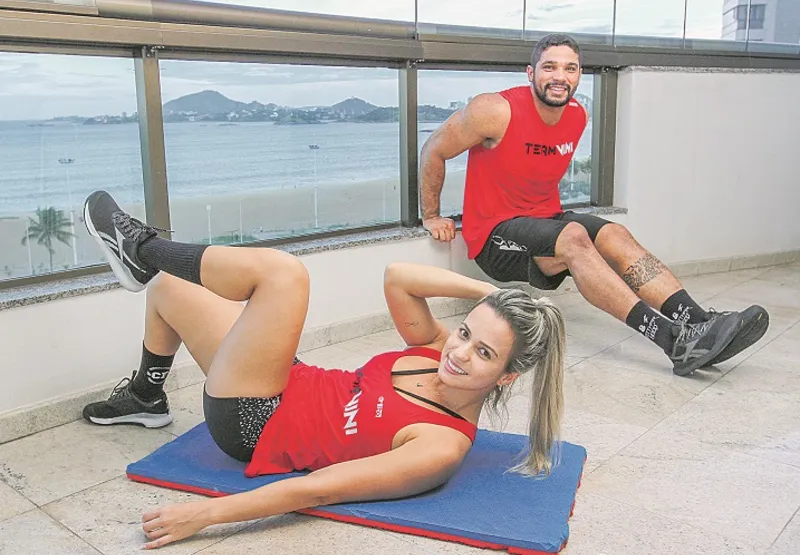 O casal Vinicius Morais e Thais Barboza estão treinando juntos em casa