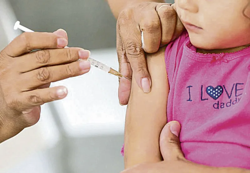 Criança recebe vacina: imunização é necessária, diante da situação epidemiológica do sarampo, febre amarela e coqueluche