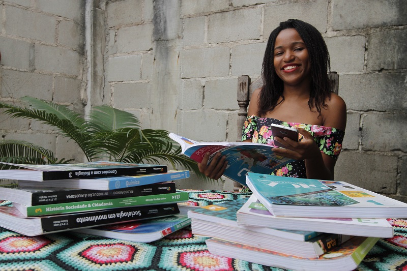 Brunna Vitória, 18 anos, está se preparando para o Enem através de conteúdo que professores passam por aplicativo e livros. (Foto: Fábio Nunes/AT)