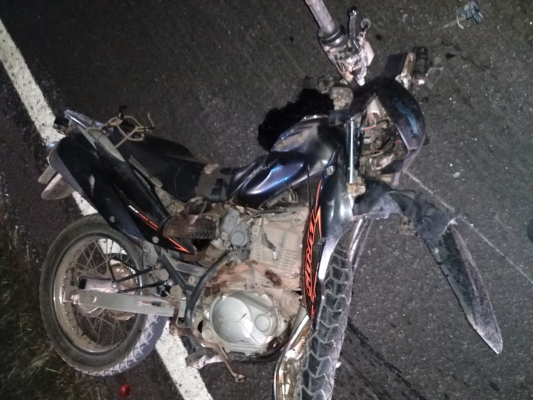 Moto que era pilotada pelo policial militar. (Foto: Redes sociais)