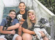 Marianne, Edivan e Breno com as cadelas, Jade (dálmata), Lolah (branca) e a Pity (de cor preta): adoção (Foto: Leone Iglesias/AT)