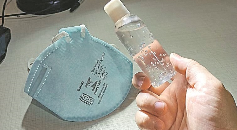 Álcool e máscara são necessários para evitar contaminação (Foto: Divulgação)