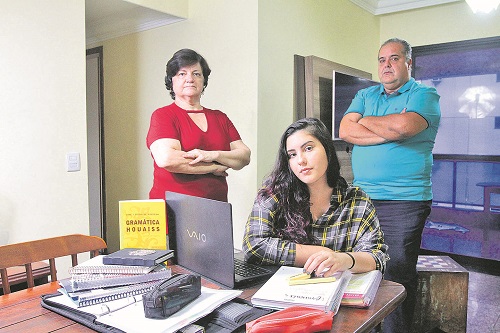 A estudante Júlia e seus pais, Paulo e Aida, estão preocupados com o prazo (Foto: Beto Morais / AT)