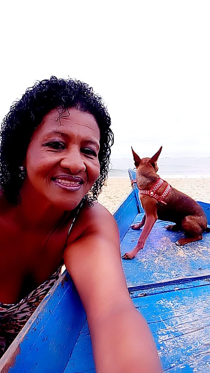 Aposentada fez foto com o cão antes do roubo (Foto: Acervo pessoal)