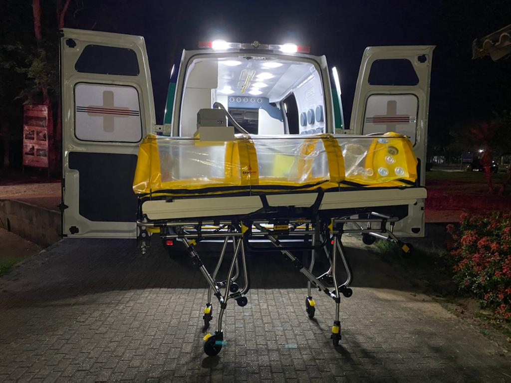 A ambulância de suporte avançado, equipada com uma maca encapsulada que evita que o novo coronavírus se dissemine por meio de aerosol, chegou à Central de Ambulâncias (Foto: Divulgação/ Secom)