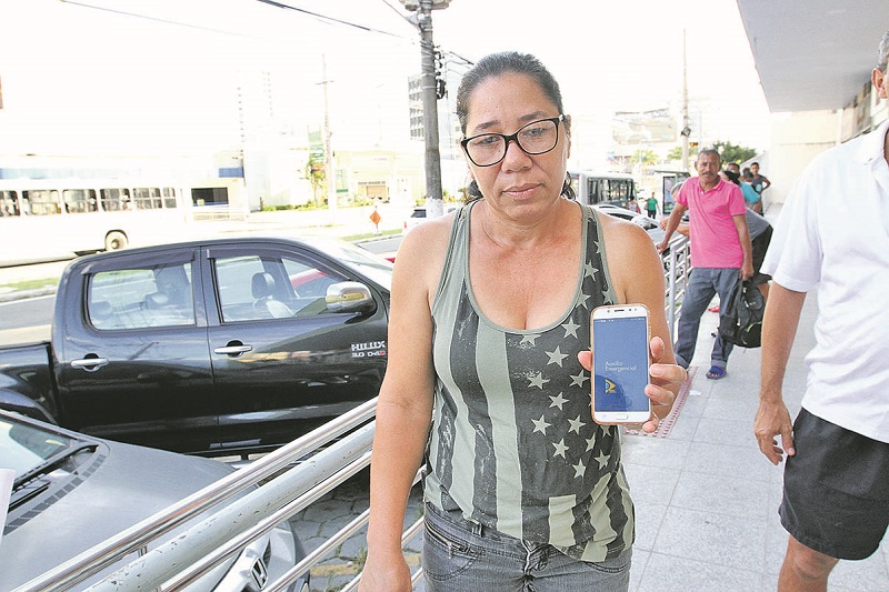 A diarista Lucineia Modesto de Araújo, 48, instalou o aplicativo Caixa Auxílio Emergencial (Foto: Leone Iglesias/ AT/ 07/04/2020)