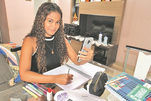 Bárbara Alves estuda pelo celular (Foto: Leone Iglesias/AT)