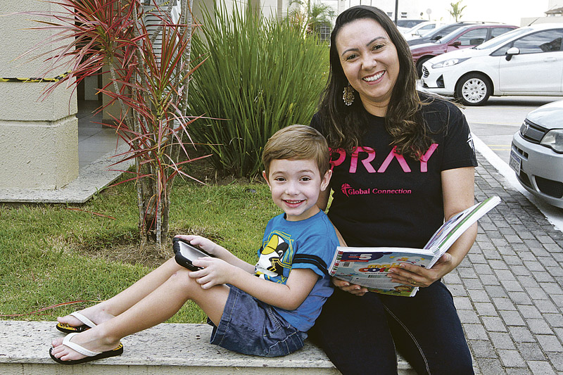 A autônoma Cristiane Almeida com o filho Arthur, de 4 anos: menino está com dificuldade para estudar de casa (Foto: Kadidja Fernandes / AT)
