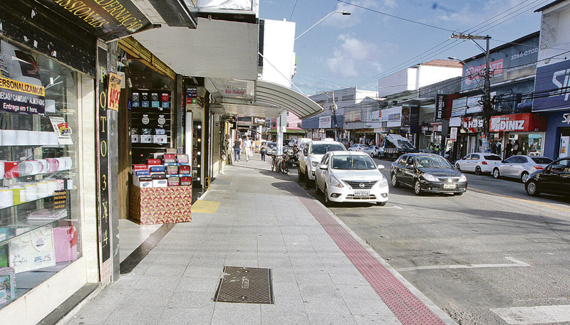 Avenida Central em Laranjeiras, na Serra: empresários querem lojas abertas também na Grande Vitória (Foto: Kadidja Fernandes / – 18/03/2020)
