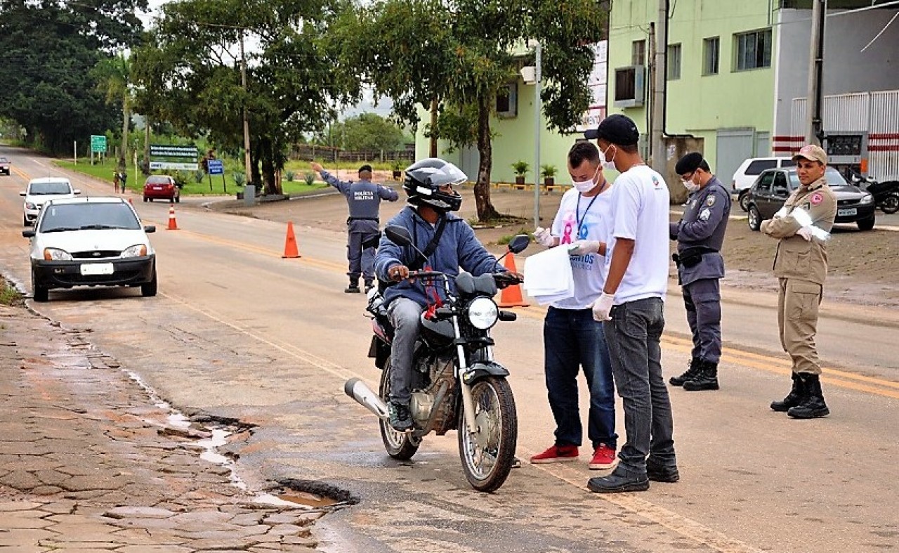 Pessoas são abordadas ao chegarem na cidade (Foto: Divulgação / Comunicação Prefeitura de Guaçuí)