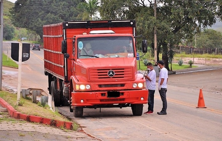 Motorista tem destino anotado e temperatura checada (Foto: Divulgação / Comunicação Prefeitura de Guaçuí)
