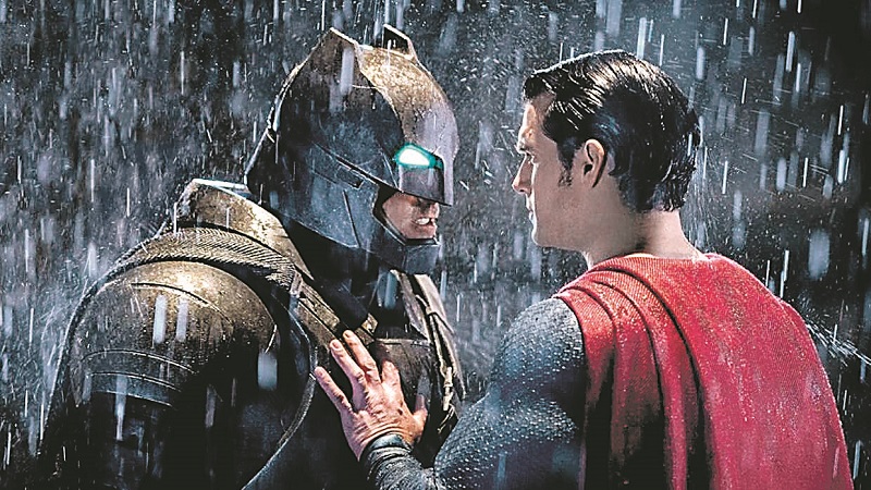Dois heróis se enfrentam em “Batman Vs Superman”, que estreia no dia 1º de maio na Netflix (Foto: Divulgação)