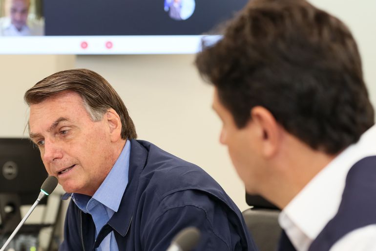 Mandetta e Bolsonaro, durante videoconferência com prefeitos (Foto: Isac Nóbrega / PR)