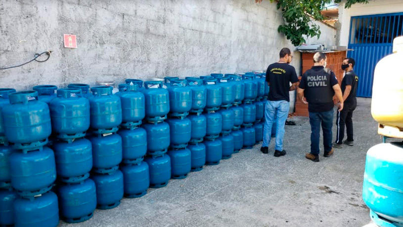 Botijas foram apreendidas na tarde desta quarta-feira (Foto: Divulgação / PCES)
