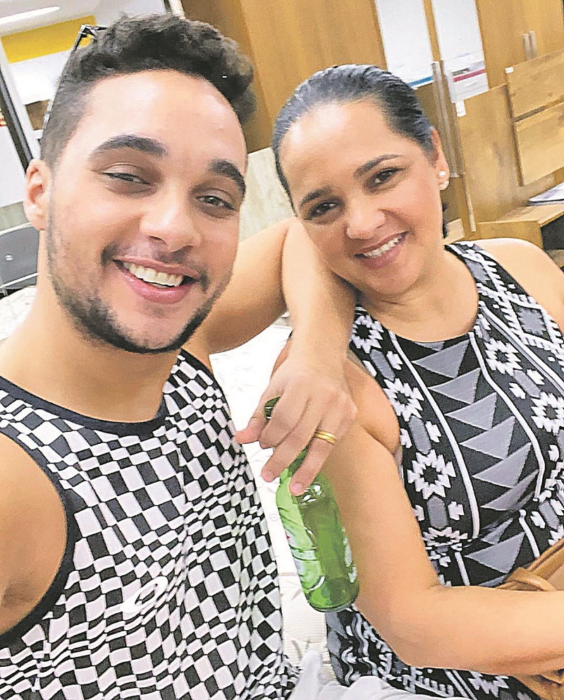 Bruno com a mãe Adriana: família enfrentou unida o preconceito contra a sexualidade do ator, que sofreu discriminação desde a infância (Foto: Acervo Pessoal)