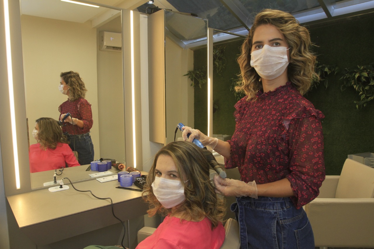 Cabeleireira Eliane Gaurink adota medidas para evitar contágio (Foto: Dayana Souza)