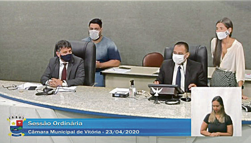 Projeto não foi votado pelos vereadores na sessão de ontem (destaque), transmitida pela internet (Foto: Reprodução / Facebook)