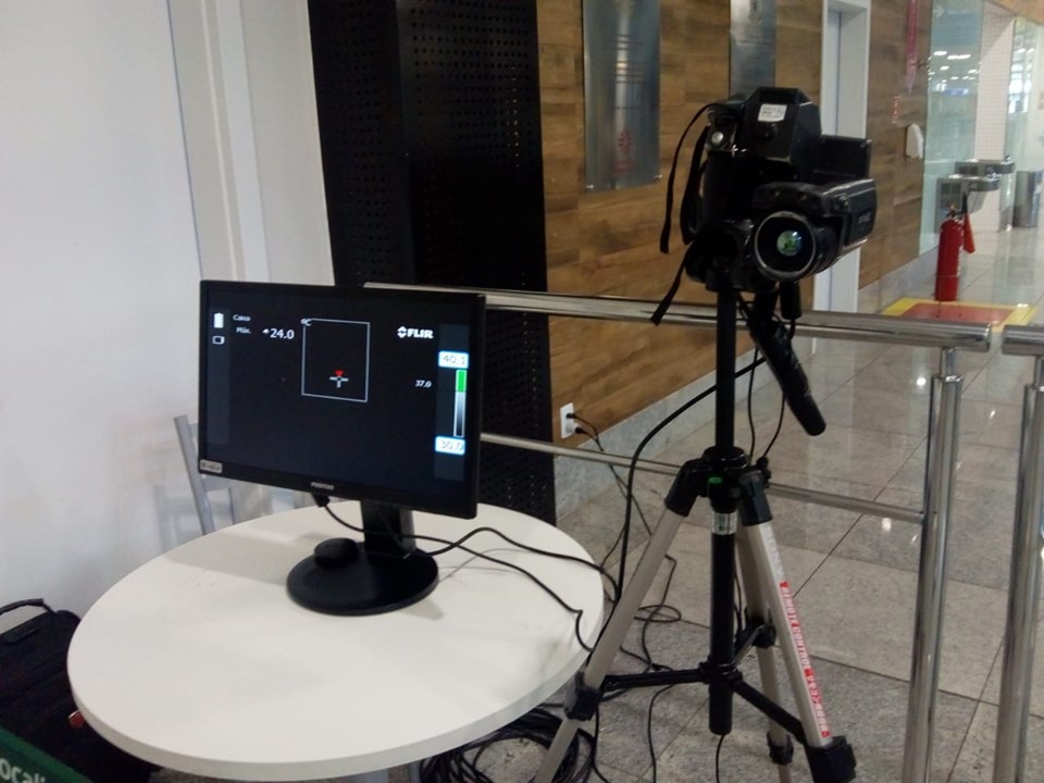 Câmera termográfica é usada para detectar febre em passageiros no aeroporto (Foto: Divulgação/ Sesa)