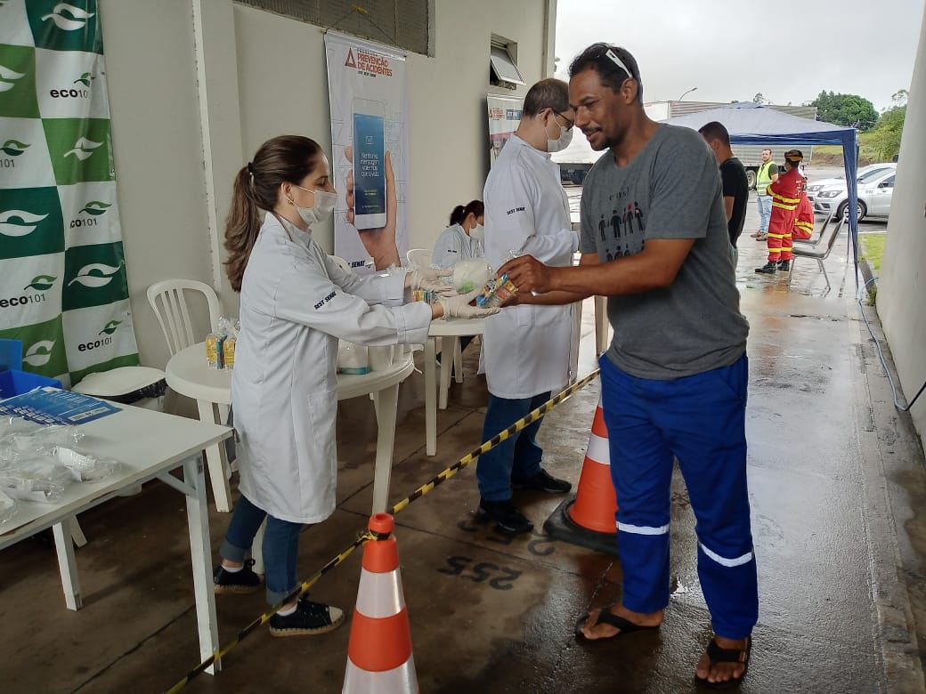 Caminhoneiros que trafegam pela BR 101 estão sendo alvos de uma campanha de conscientização sobre os cuidados para prevenir o covid-19. (Foto: Alessandro de Paula)