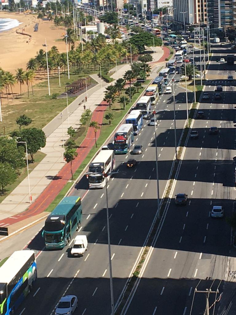 Carreata de ônibus de turismo na orla de Camburi, em Vitória (Foto: Alelvi Carneiro)