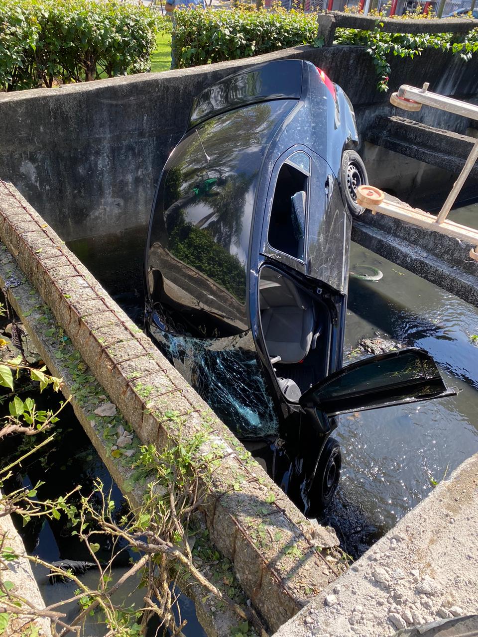 Carro cai em valão da Terceira Ponte (Foto: Bruno Pires)