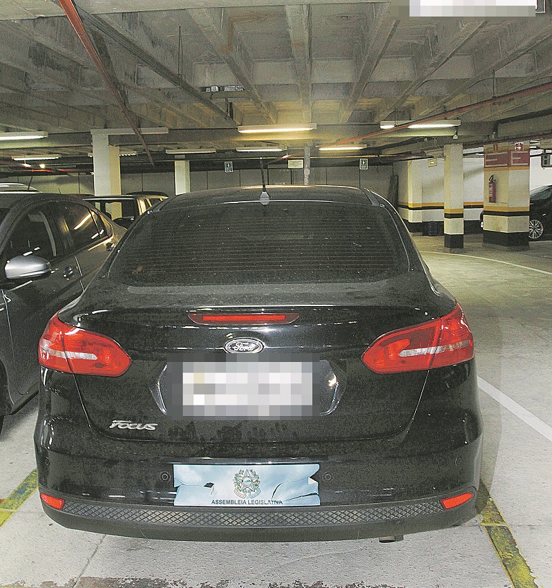 Carro oficial na garagem da Assembleia: veículos já são identificados. (Foto: Dayana Souza/Arquivo AT)