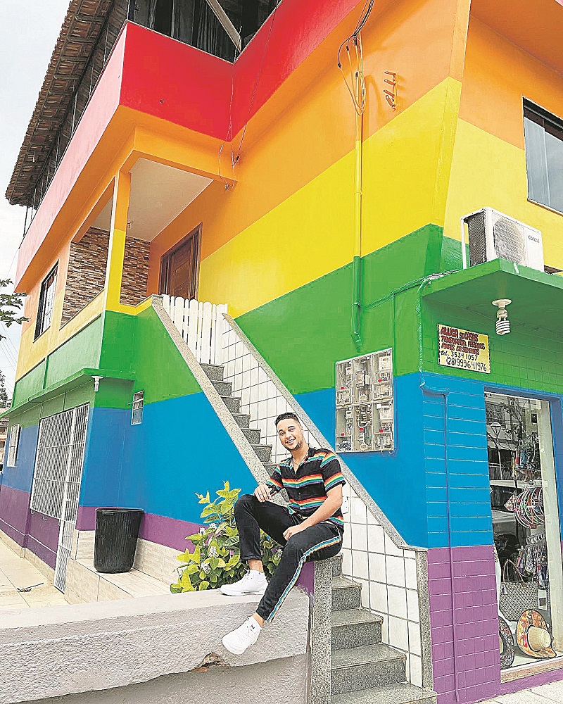 Ator Bruno em frente à sua casa, que foi pintada com as cores do arco-íris (Foto: Acervo Pessoal)