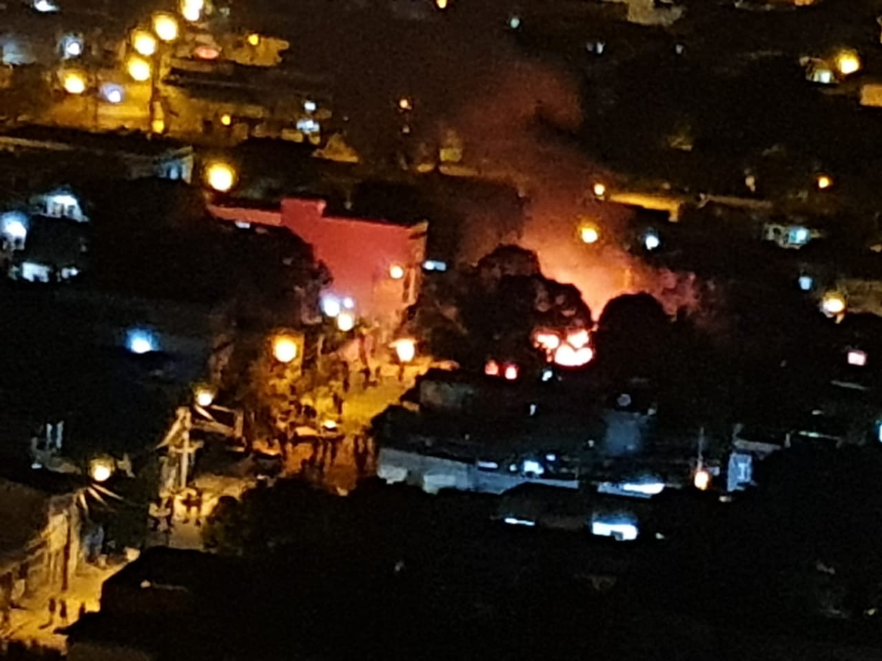 Moradores registraram as chamas e fumaça no local (Foto: )