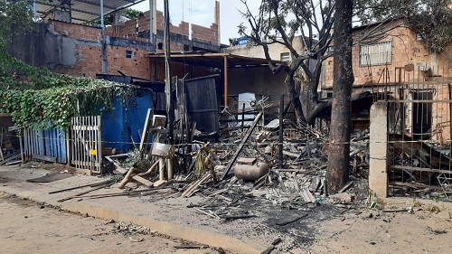 Casa ficou destruída (Foto: Anny Freire)