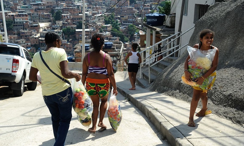 Entrega de cesta básica no Morro do Alemão, no Rio. (Foto: Fernando Frazão/Agência Brasil)