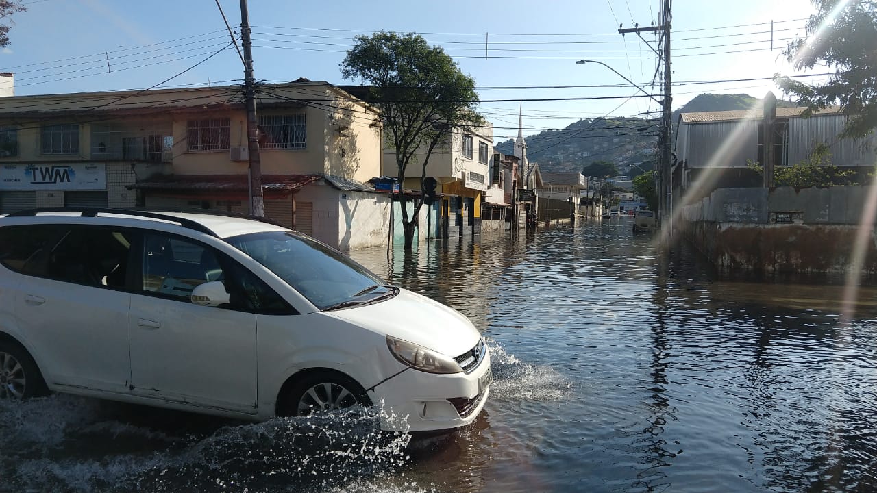Rua do bairro Ilha de Santa Maria ficou alagada (Foto: Beto Morais/AT)