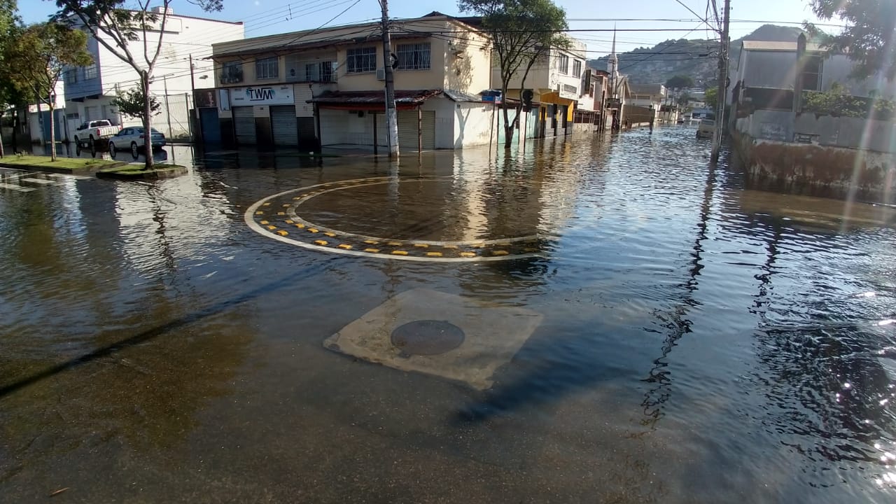 Rua alagada no bairro Ilha de Santa Maria (Foto: Beto Morais/AT)