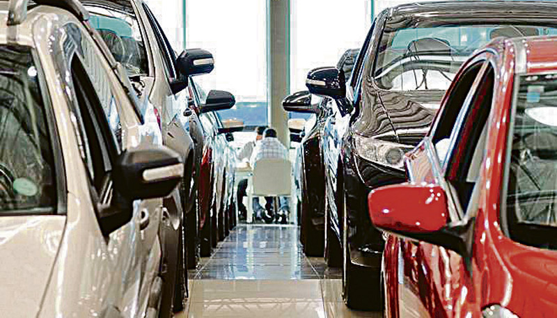 Veículos em exposição no showroom de revendedora: concessionárias também estão autorizadas a funcionar (Foto: Divulgação)