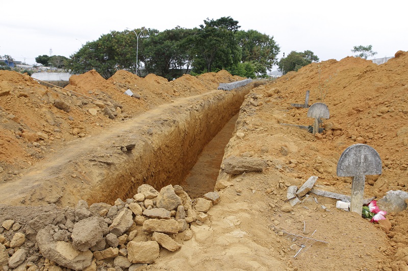 Cova gigante aberta no cemitério São Domigos, na Serra (Foto: Fábio Nunes/AT)