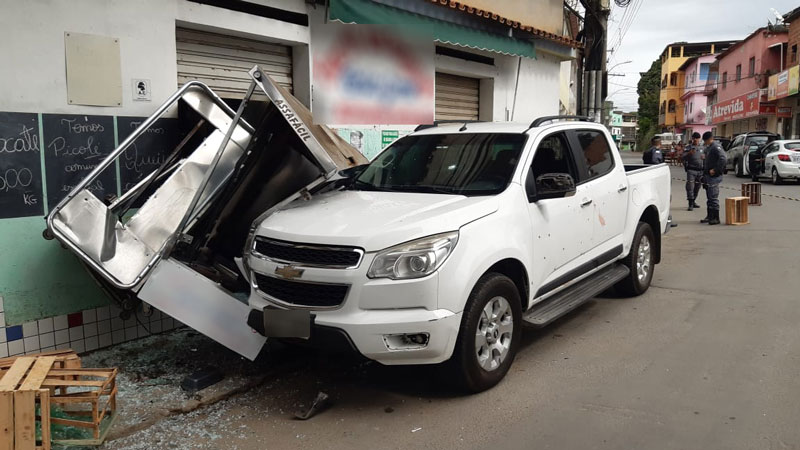 Carro atingiu uma parte de um estabelecimento comercial em Santana (Foto: Anny Freire)