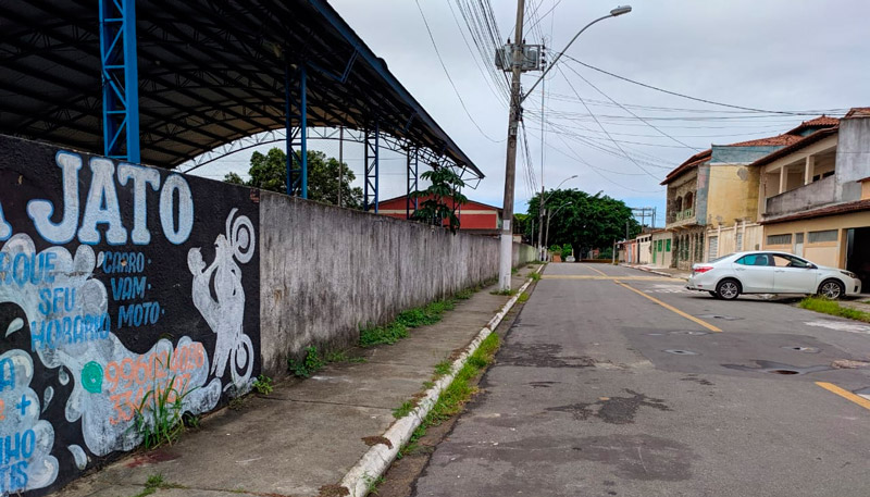 Segundo moradores, a vítima foi assassinada no meio da rua (Foto: Júlia Afonso)