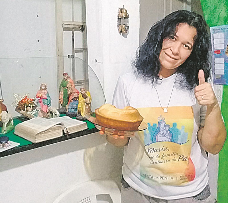 Ao sair do isolamento, Vanusa Xavier foi recebida pela filha com um bolo. (Foto: Acervo pessoal)