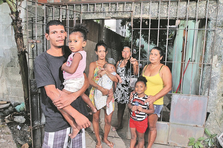 Tiago Silva Barreto, de 25 anos, precisou voltar a morar com a mãe (Foto: Beto Morais/AT)