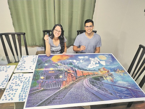 Elisa e Kelvyn montam quebra-cabeça (Foto: Acervo pessoal)