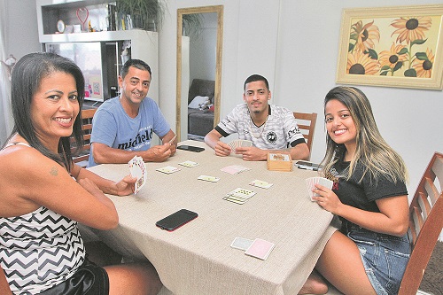 Casal Fabíola e Sirland com os filhos Yuri e Thais: jogo de baralho em família trouxe mais união e alegria em casa (Foto: Kadidja Fernandes/AT)