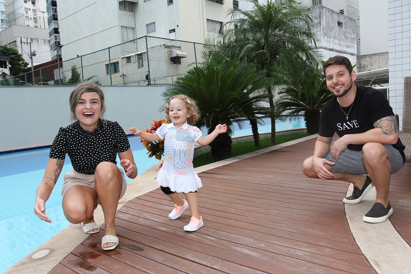 Eduarda, Marcos e a filha Maria: primeiros passos (Foto: Leone Iglesias/AT)