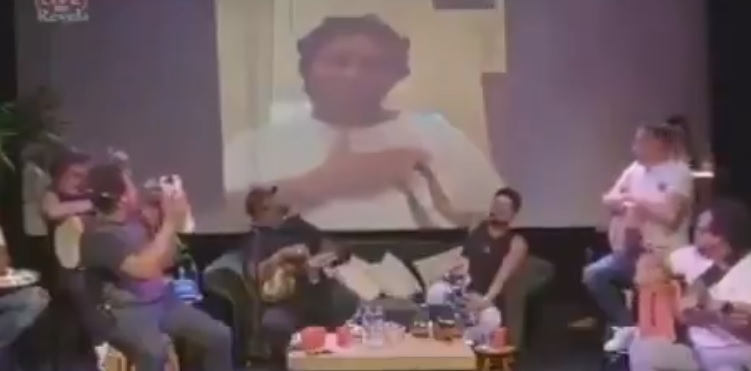 Ex-jogador acenou e mandou beijos (Foto: Reprodução/ YouTube Grupo Revelação Oficial)