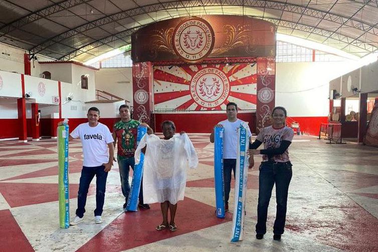 Costureiras de escolas de samba ajudam na confecção de capotes descartáveis para profissionais de saúde (Foto: Divulgação/ Prefeitura do Rio de Janeiro)
