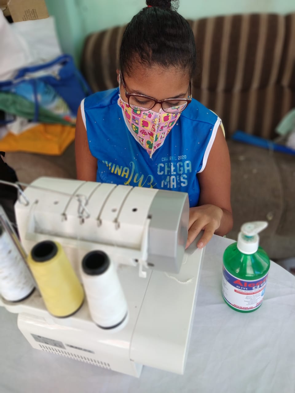Costureira da Chega Mais confeccionando máscara (Foto: Divulgação)