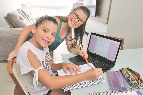 Melyssa Oliveira estuda pela internet incentivada pela mãe Crislayne (Foto: Leone Iglesias/AT)