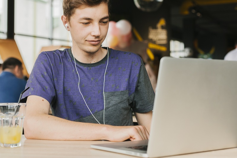 Estudante acompanha aula pela internet (Foto: Freepik)